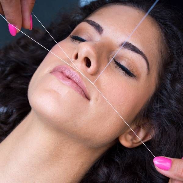 Depilación bigote con hilo